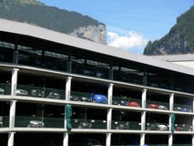 Grindelwald, Швейцария 08/07/2009 Стоянка для автомобилей мульти-этажа стоковые фото Grindelwald, Швейцария 08/07/2009 Стоянка для автомобилей мульти-этажа стоковые фото