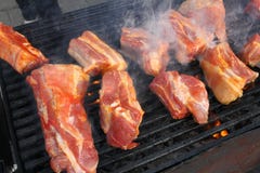 Grisköttbröst på grillfest Stöd som grillas på en bbq Grillat kött på ett solljus, bakgrundstapet Restaurang- och matbegrepp Män royaltyfria foton Grisköttbröst på grillfest Stöd som grillas på en bbq Grillat kött på ett solljus, bakgrundstapet Restaurang- och matbegrepp Män royaltyfria foton