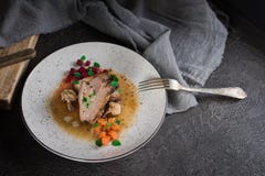 Grisköttstöd med beta, morötter, stekte champinjoner och sås på en vit platta Restaurangportion Gammal svart lantlig bakgrund öve royaltyfria foton Grisköttstöd med beta, morötter, stekte champinjoner och sås på en vit platta Restaurangportion Gammal svart lantlig bakgrund öve royaltyfria foton