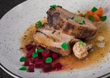 Grisköttstöd med beta, morötter, stekte champinjoner och sås på en vit platta Restaurangportion Gammal svart lantlig bakgrund öve royaltyfria foton Grisköttstöd med beta, morötter, stekte champinjoner och sås på en vit platta Restaurangportion Gammal svart lantlig bakgrund öve royaltyfria foton