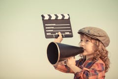 Gritaria da criança através do megafone