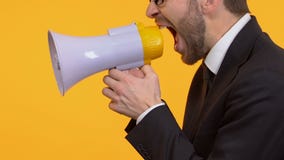 Gritaria irritada no megafone, campanha do homem de protesto, eleição, lado-vista video estoque Gritaria irritada no megafone, campanha do homem de protesto, eleição, lado-vista video estoque