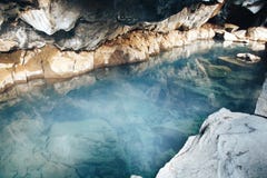 Grjótagjá la caverna dove hanno filmato il gioco dei troni Islanda fotografia stock libera da diritti Grjótagjá la caverna dove hanno filmato il gioco dei troni Islanda fotografia stock libera da diritti