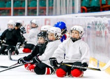 Grodno, Wit-Rusland - Oktober 17, 2017: Ijshockeypraktijk met speler en bus tijdens een boor royalty-vrije stock afbeeldingen Grodno, Wit-Rusland - Oktober 17, 2017: Ijshockeypraktijk met speler en bus tijdens een boor royalty-vrije stock afbeeldingen