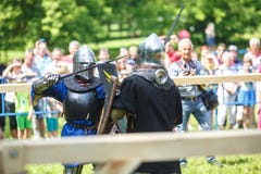 GRODNO, БЕЛАРУСЬ - ИЮНЬ 2019: средневековый бясь на поединке бой рыцаря, в панцыре, шлемах, цепной почте с осями и шпагах на спис стоковое фото GRODNO, БЕЛАРУСЬ - ИЮНЬ 2019: средневековый бясь на поединке бой рыцаря, в панцыре, шлемах, цепной почте с осями и шпагах на спис стоковое фото