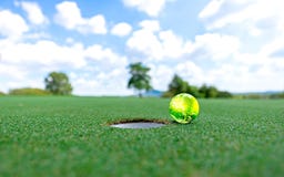 Groen aardegolf op een groene gezette blauwe hemelachtergrond Wereldgolf royalty-vrije stock foto's Groen aardegolf op een groene gezette blauwe hemelachtergrond Wereldgolf royalty-vrije stock foto's