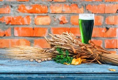Groen bier voor St Patrick ` s Dag stock afbeeldingen Groen bier voor St Patrick ` s Dag stock afbeeldingen