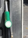 Groen brandstofpistool op benzinestation Ongelode benzine bij de pomppost Royalty-vrije Stock Afbeelding Groen brandstofpistool op benzinestation Ongelode benzine bij de pomppost Royalty-vrije Stock Afbeelding