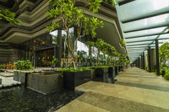 Groene aardvoorgevel van Parkroyal bij Pickering-de hotelbouw in de stad van Singapore royalty-vrije stock afbeelding Groene aardvoorgevel van Parkroyal bij Pickering-de hotelbouw in de stad van Singapore royalty-vrije stock afbeelding