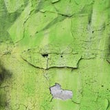 Groene bespoten oppervlakte op een oude vlokkige muur royalty-vrije stock foto Groene bespoten oppervlakte op een oude vlokkige muur royalty-vrije stock foto