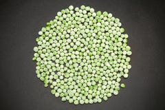 Groene bevroren ruwe erwten in wok dicht omhoog stock fotografie Groene bevroren ruwe erwten in wok dicht omhoog stock fotografie
