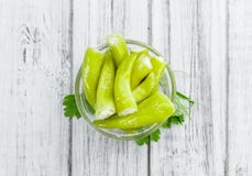 Groene Chilis & x28; gevuld met cheese& x29; op houten achtergrond & x28; selectiv royalty-vrije stock afbeeldingen Groene Chilis & x28; gevuld met cheese& x29; op houten achtergrond & x28; selectiv royalty-vrije stock afbeeldingen