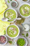 Groene die roomsoep met spinazie, courgette en aardappels wordt gemaakt stock afbeelding Groene die roomsoep met spinazie, courgette en aardappels wordt gemaakt stock afbeelding