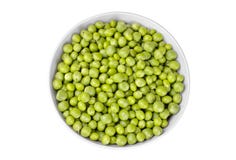 Groene erwten in een witte kom op een witte achtergrond Geïsoleerde Hoogste mening stock afbeeldingen Groene erwten in een witte kom op een witte achtergrond Geïsoleerde Hoogste mening stock afbeeldingen