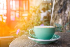 Groene koffiekop op houten lijst stock fotografie Groene koffiekop op houten lijst stock fotografie