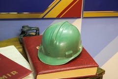Groene plastic veiligheidshelm voor de arbeider Beschermende helm aan royalty-vrije stock foto's Groene plastic veiligheidshelm voor de arbeider Beschermende helm aan royalty-vrije stock foto's