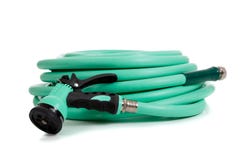 Groene tuinslang met nevelpijp stock afbeelding Groene tuinslang met nevelpijp stock afbeelding