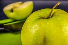 Groene verse die appelen, omhoog op de oude raad worden gehakt Op een houten lijst stock foto's Groene verse die appelen, omhoog op de oude raad worden gehakt Op een houten lijst stock foto's