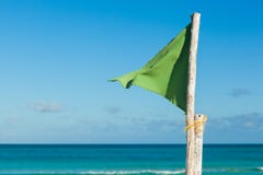 Groene vlag op het strand van Varadero, Cuba stock fotografie Groene vlag op het strand van Varadero, Cuba stock fotografie