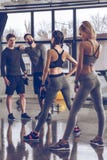 Groep atletische jongeren in sportkleding die bij de gymnastiek uitoefenen stock fotografie Groep atletische jongeren in sportkleding die bij de gymnastiek uitoefenen stock fotografie