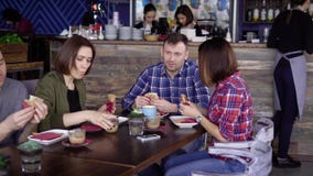 Groep die mensen samen in restaurant eten stock video Groep die mensen samen in restaurant eten stock video