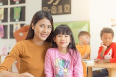 Groep elementaire leeftijdskinderen in klasse met leraar die en pret leren hebben royalty-vrije stock fotografie Groep elementaire leeftijdskinderen in klasse met leraar die en pret leren hebben royalty-vrije stock fotografie