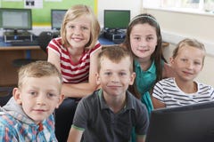 Groep Elementaire Leerlingen in Computerklasse stock foto's Groep Elementaire Leerlingen in Computerklasse stock foto's