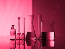 Groep experimenteel glaswerk op een lijst stock foto Groep experimenteel glaswerk op een lijst stock foto