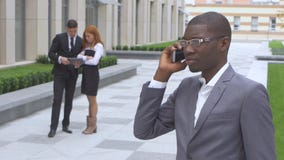 Groep Gelukkig Multiraciaal Zakenlui Het Afrikaanse Amerikaanse spreken op de telefoon stock video Groep Gelukkig Multiraciaal Zakenlui Het Afrikaanse Amerikaanse spreken op de telefoon stock video