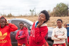 Groep gelukkige glimlachende Afrikaanse mooie jonge meisjes in heldere rode kleren in openlucht dicht omhoog stock afbeelding Groep gelukkige glimlachende Afrikaanse mooie jonge meisjes in heldere rode kleren in openlucht dicht omhoog stock afbeelding