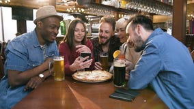 Groep gelukkige hipstervrienden die op video, foto op de smartphone samen in de bar, bar letten stock videobeelden Groep gelukkige hipstervrienden die op video, foto op de smartphone samen in de bar, bar letten stock videobeelden