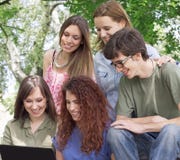 Groep gelukkige jonge studenten met laptop stock fotografie Groep gelukkige jonge studenten met laptop stock fotografie