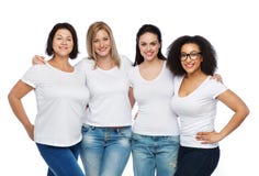 Groep gelukkige verschillende vrouwen in witte t-shirts royalty-vrije stock foto's Groep gelukkige verschillende vrouwen in witte t-shirts royalty-vrije stock foto's