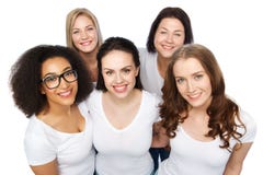 Groep gelukkige verschillende vrouwen in witte t-shirts stock fotografie Groep gelukkige verschillende vrouwen in witte t-shirts stock fotografie