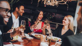Groep Gelukkige Vrienden die en Diner ontmoeten hebben royalty-vrije stock fotografie Groep Gelukkige Vrienden die en Diner ontmoeten hebben royalty-vrije stock fotografie
