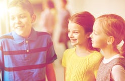 Groep het glimlachen van schooljonge geitjes die in gang spreken royalty-vrije stock foto Groep het glimlachen van schooljonge geitjes die in gang spreken royalty-vrije stock foto