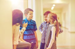 Groep het glimlachen van schooljonge geitjes die in gang spreken royalty-vrije stock foto Groep het glimlachen van schooljonge geitjes die in gang spreken royalty-vrije stock foto