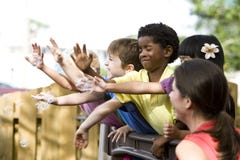 Groep het jonge peuterkinderen spelen royalty-vrije stock afbeeldingen Groep het jonge peuterkinderen spelen royalty-vrije stock afbeeldingen