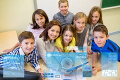 Groep jonge geitjes met leraar en tabletpc op school royalty-vrije stock fotografie Groep jonge geitjes met leraar en tabletpc op school royalty-vrije stock fotografie