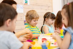 Groep jonge geitjes op kunstklassen met leraar in kleuterschool stock foto Groep jonge geitjes op kunstklassen met leraar in kleuterschool stock foto