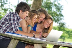 Groep jonge student die openlucht laptop met behulp van royalty-vrije stock foto Groep jonge student die openlucht laptop met behulp van royalty-vrije stock foto