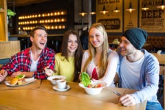 Groep jongeren die pret in koffie hebben stock afbeeldingen Groep jongeren die pret in koffie hebben stock afbeeldingen