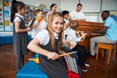 Groep Kinderen die in Schoolorkest samen spelen royalty-vrije stock afbeeldingen Groep Kinderen die in Schoolorkest samen spelen royalty-vrije stock afbeeldingen