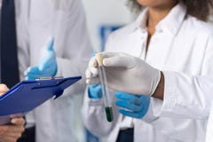 Groep Laboratoriumwetenschappers die Reageerbuis onderzoeken die Nota's maken Experiment of Reseach-Resultaten Beschermend Dragen stock afbeelding Groep Laboratoriumwetenschappers die Reageerbuis onderzoeken die Nota's maken Experiment of Reseach-Resultaten Beschermend Dragen stock afbeelding