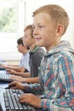 Groep Mannelijke Basisschoolkinderen in Computerklasse royalty-vrije stock fotografie Groep Mannelijke Basisschoolkinderen in Computerklasse royalty-vrije stock fotografie