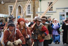 Groep Mensen in Kostuum bij een Markt, Engeland, het UK royalty-vrije stock afbeeldingen Groep Mensen in Kostuum bij een Markt, Engeland, het UK royalty-vrije stock afbeeldingen