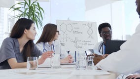 Groep multi-etnisch van professionele artsen met laptop op vergadering in medisch bureau Gezondheid, het ziekenhuis, beroep stock videobeelden Groep multi-etnisch van professionele artsen met laptop op vergadering in medisch bureau Gezondheid, het ziekenhuis, beroep stock videobeelden
