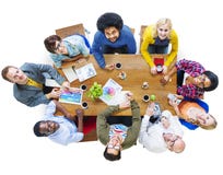 Groep Multi-etnische Ontwerpers die omhoog kijken royalty-vrije stock fotografie Groep Multi-etnische Ontwerpers die omhoog kijken royalty-vrije stock fotografie