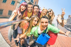 Groep multiculturele toeristenvrienden die pret hebben die selfie nemen royalty-vrije stock fotografie Groep multiculturele toeristenvrienden die pret hebben die selfie nemen royalty-vrije stock fotografie