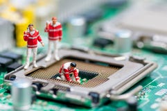 Groep paramedici die beschadigde cpu terugkrijgen stock fotografie Groep paramedici die beschadigde cpu terugkrijgen stock fotografie